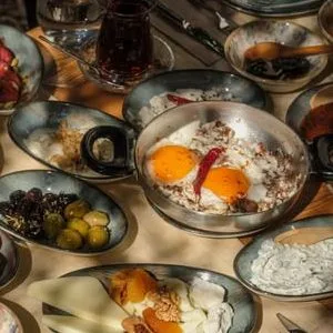Serpme sofradan yakın çekim: yumurta ve küçük kaseler